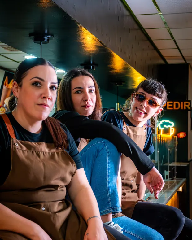 El equipo de Estafetén en el local de Granada