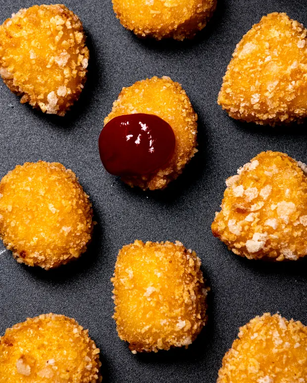 Bolitas de queso con salsa, vista cenital
