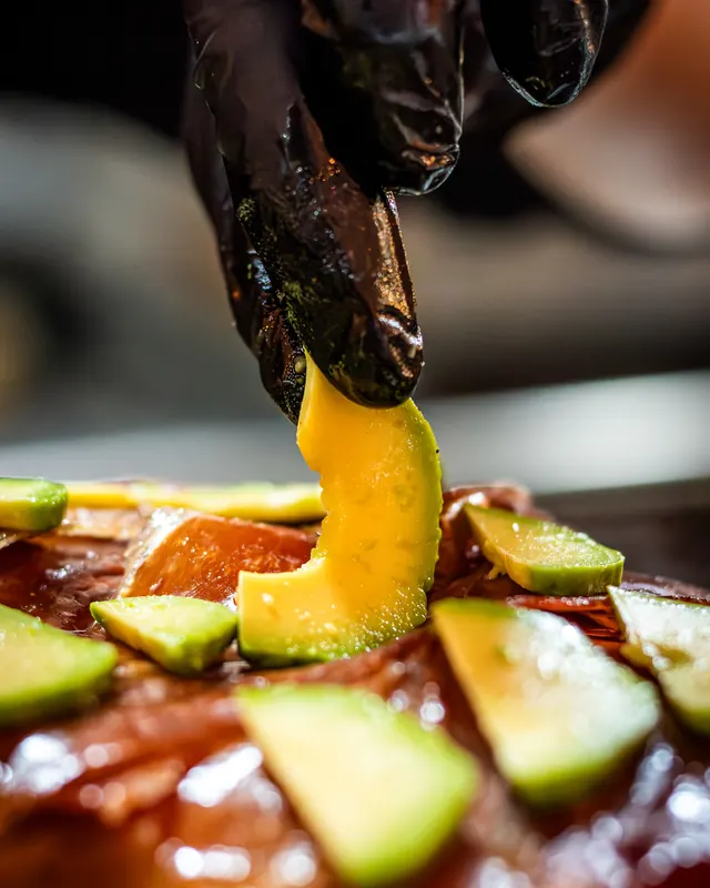 Montaje del mollete con guantes en la cocina central